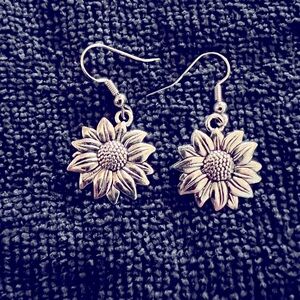 NWOT Silver Flower Hook Earrings with Vintage Design